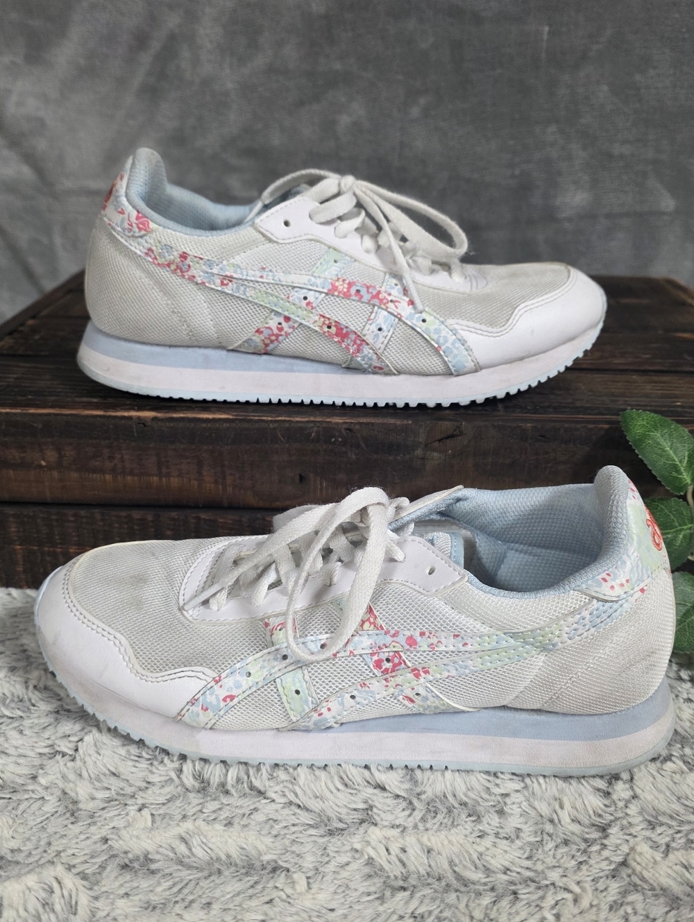 Women's Asics Tiger Runner White / Papaya Gym Shoes Athletic Sneakers Size 8